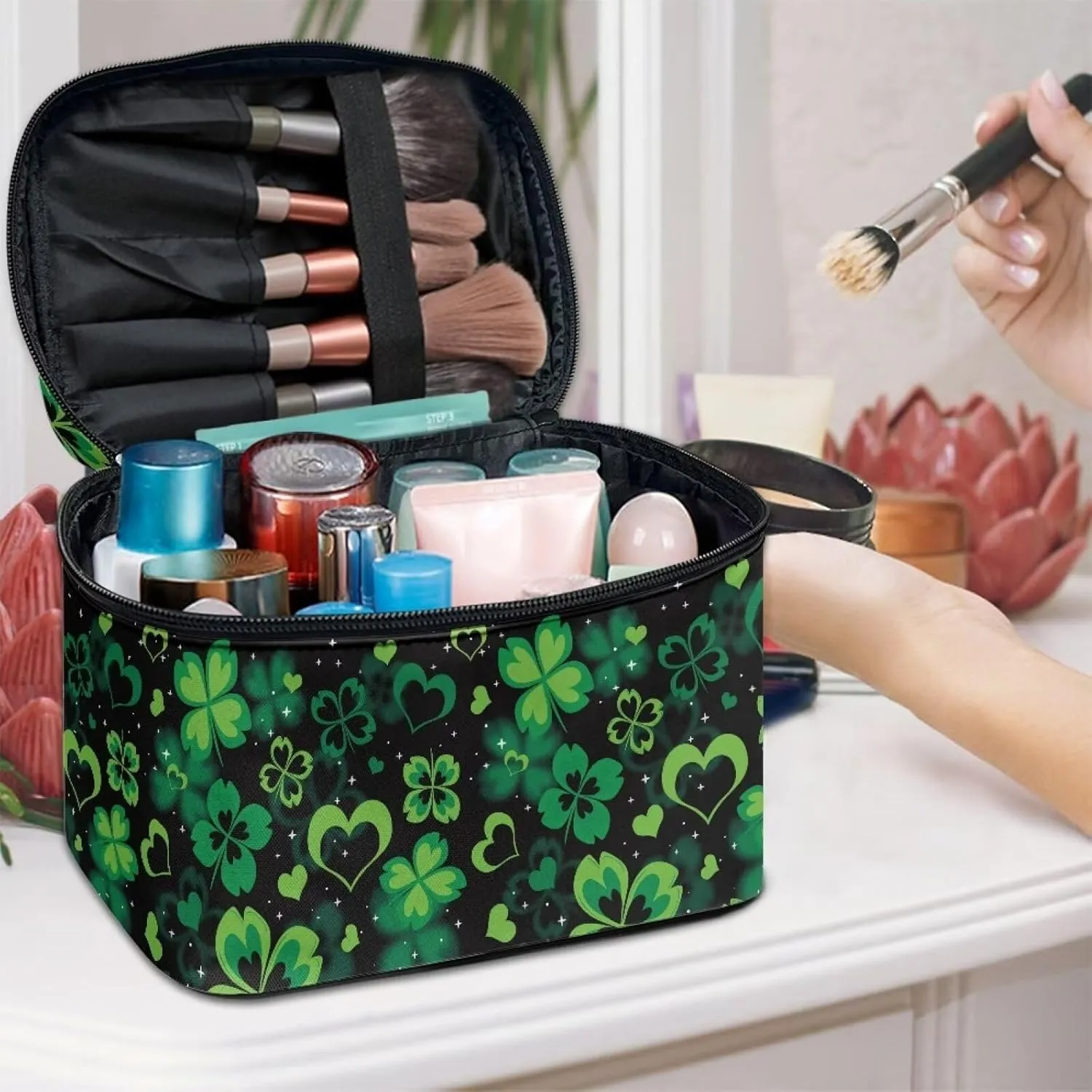 St. Patrick's Day Heart Clover Small Makeup Bag Travel Cosmetic Bag for Purse Make Up and Skin Care Organizer Bag Cute Toiletry Bag for Teens Girls for School Dormitory Essentials